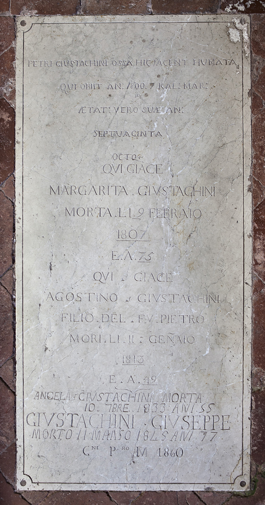 La tomba Giustacchini nel piano pavimentale nel secondo altare di sinistra presso la Pieve della Mitria di Nave.